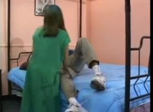 Большим хуем трахает лилипутку